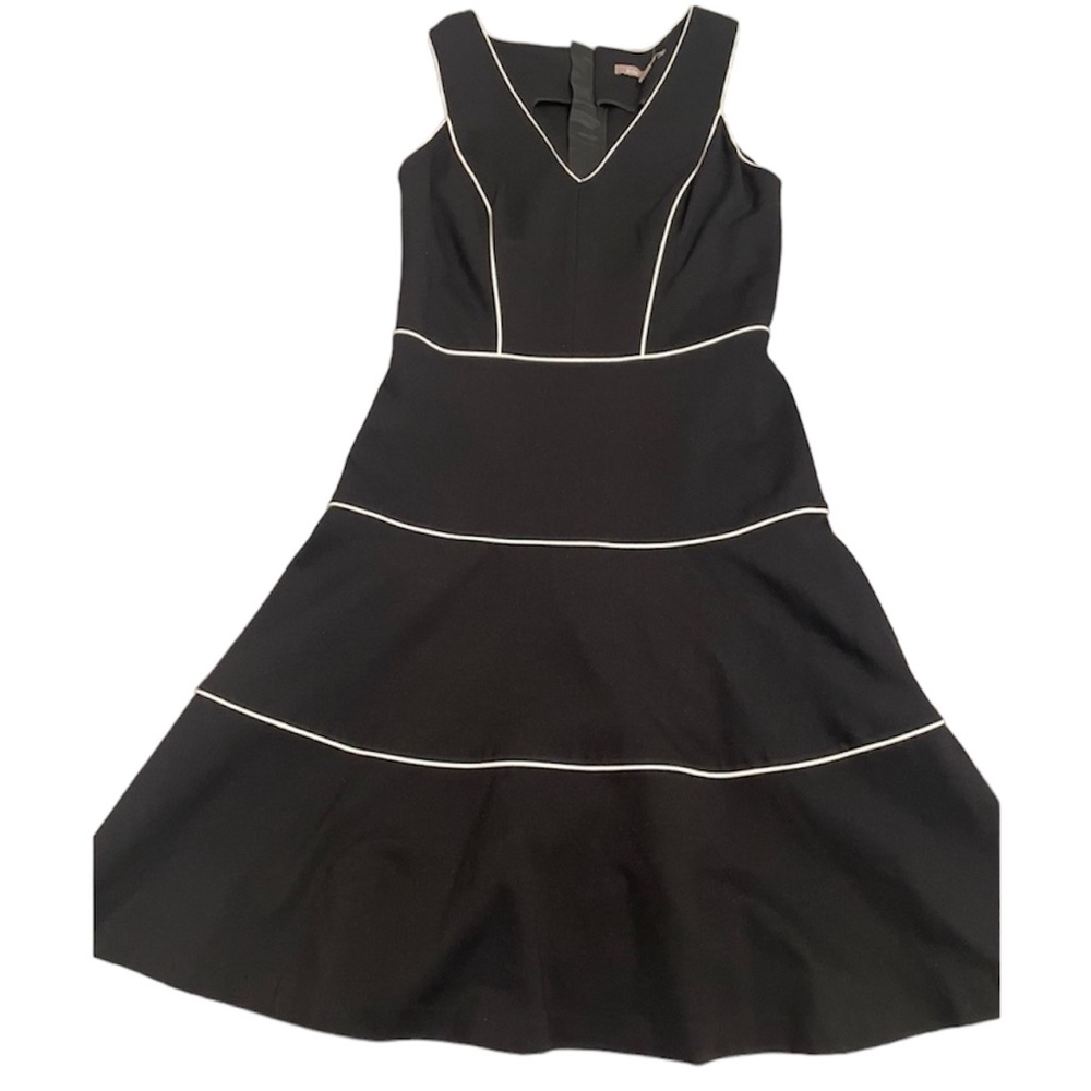 Banana Republic NWT Black Knit Dress Short Sleeves
White Trim Fit & flare size 2
